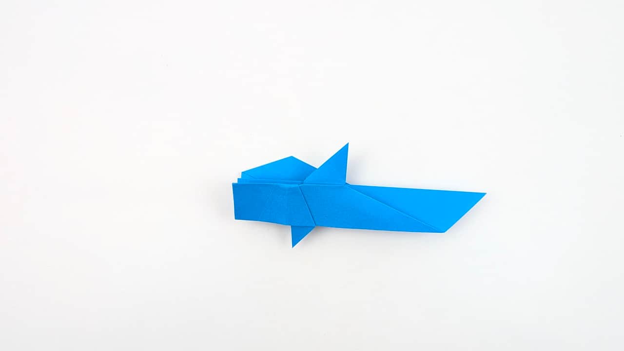 Open the mouth area slightly by gently pulling the upper and lower jaw apart.